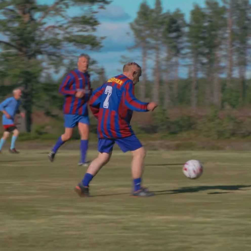 Äldre fotbollsspelare spelar veteranmatch i fotboll.