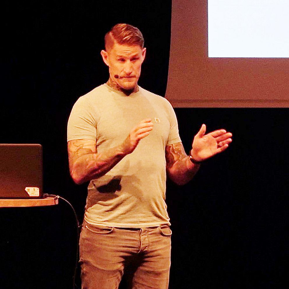 Jonathan Hedström föreläser på scenen.