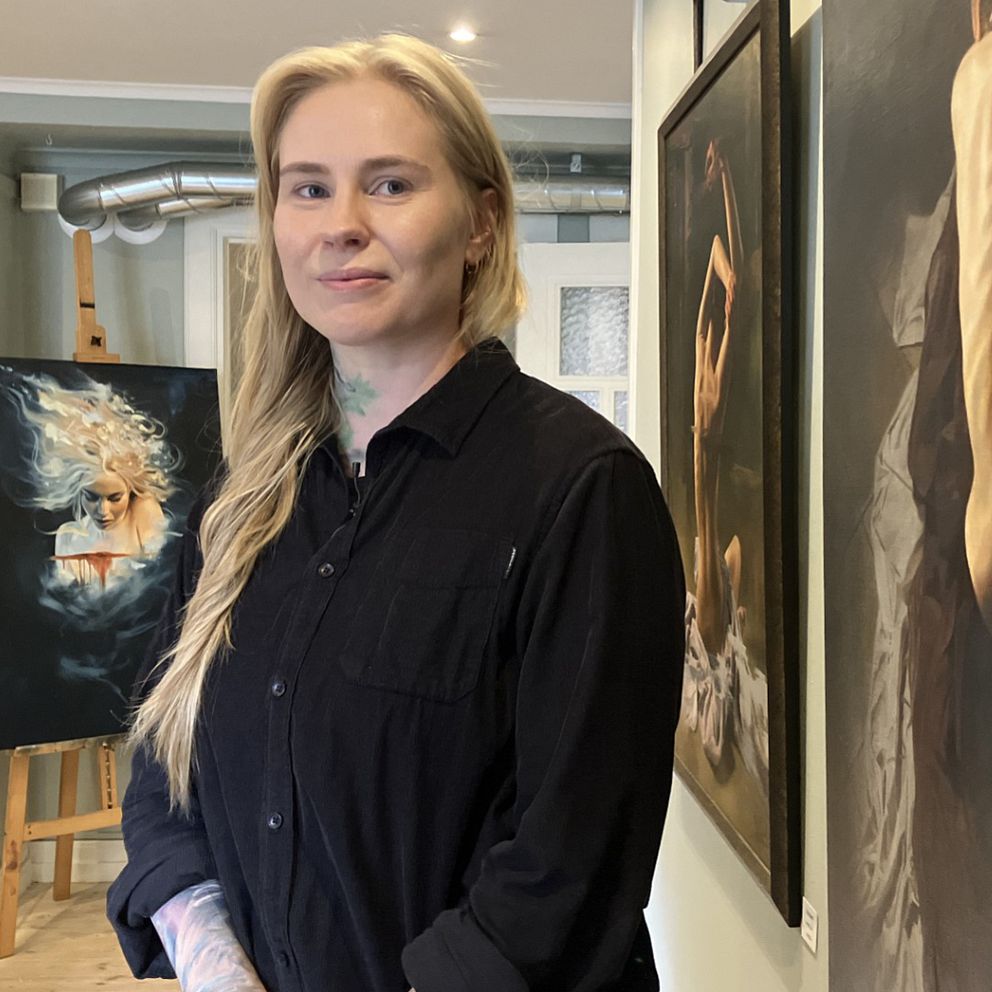 Kvinna framför målningarna