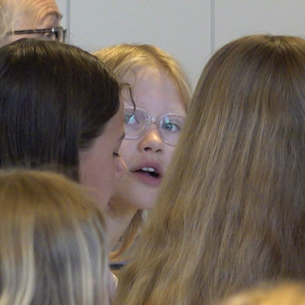 Grupp elever samlade i ett rum under en lektion eller ett evenemang.
