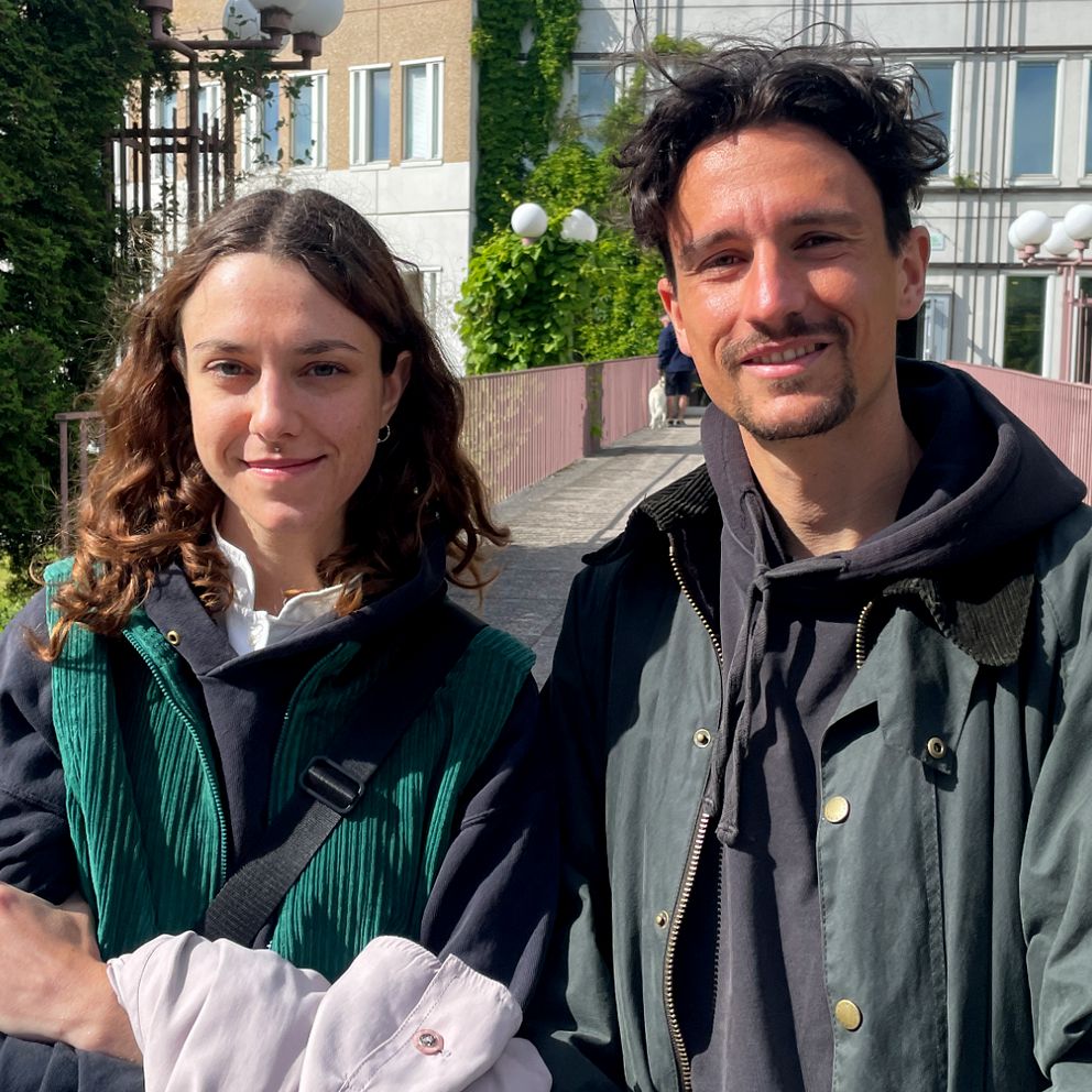 Tyska Diana kral och Maximilian Schulte står framför Ekonomikum i Uppsala.