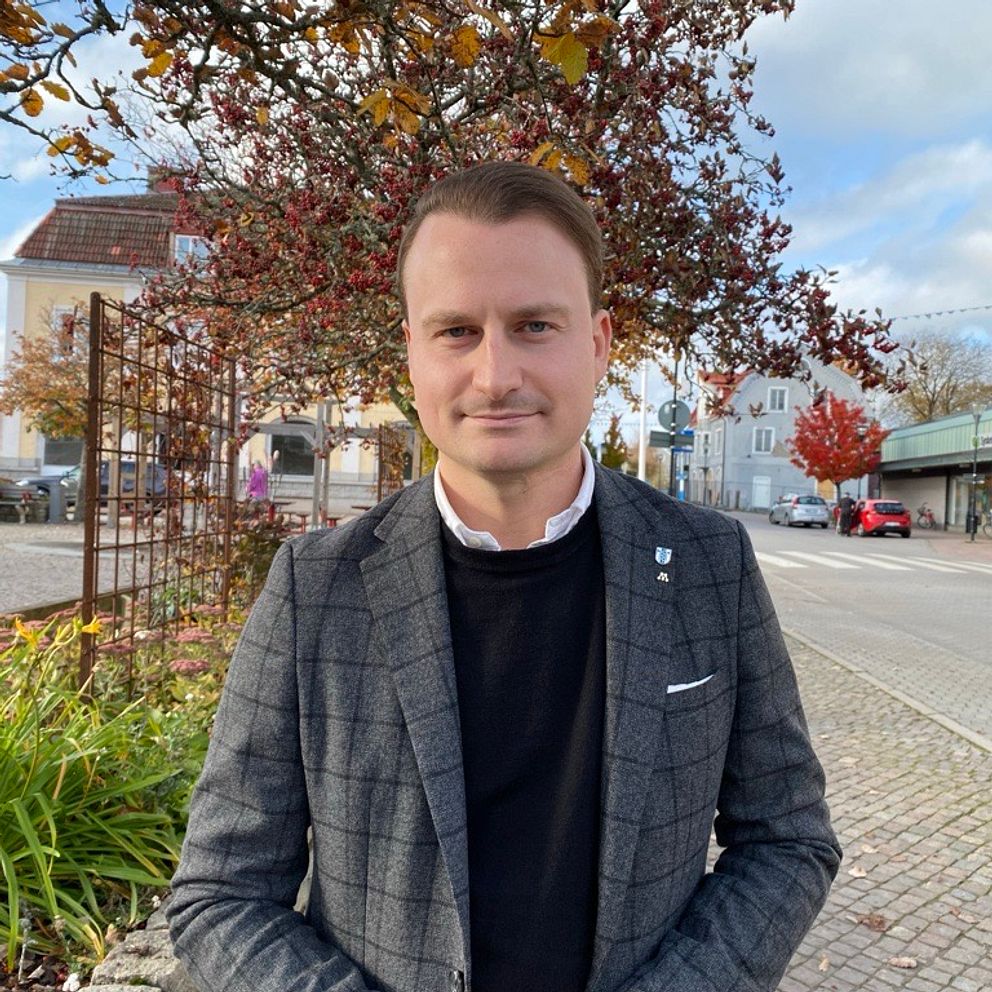 Kommunalråd Ludwig Mossberg (M) står i Mellerud utanför kommunhuset.