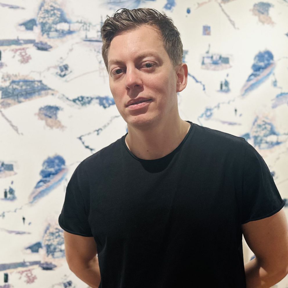 Konstnären David Molander har gjort en hel tapet om gängvåldet som är kopplat mellan Sundsvall och Stockholm.