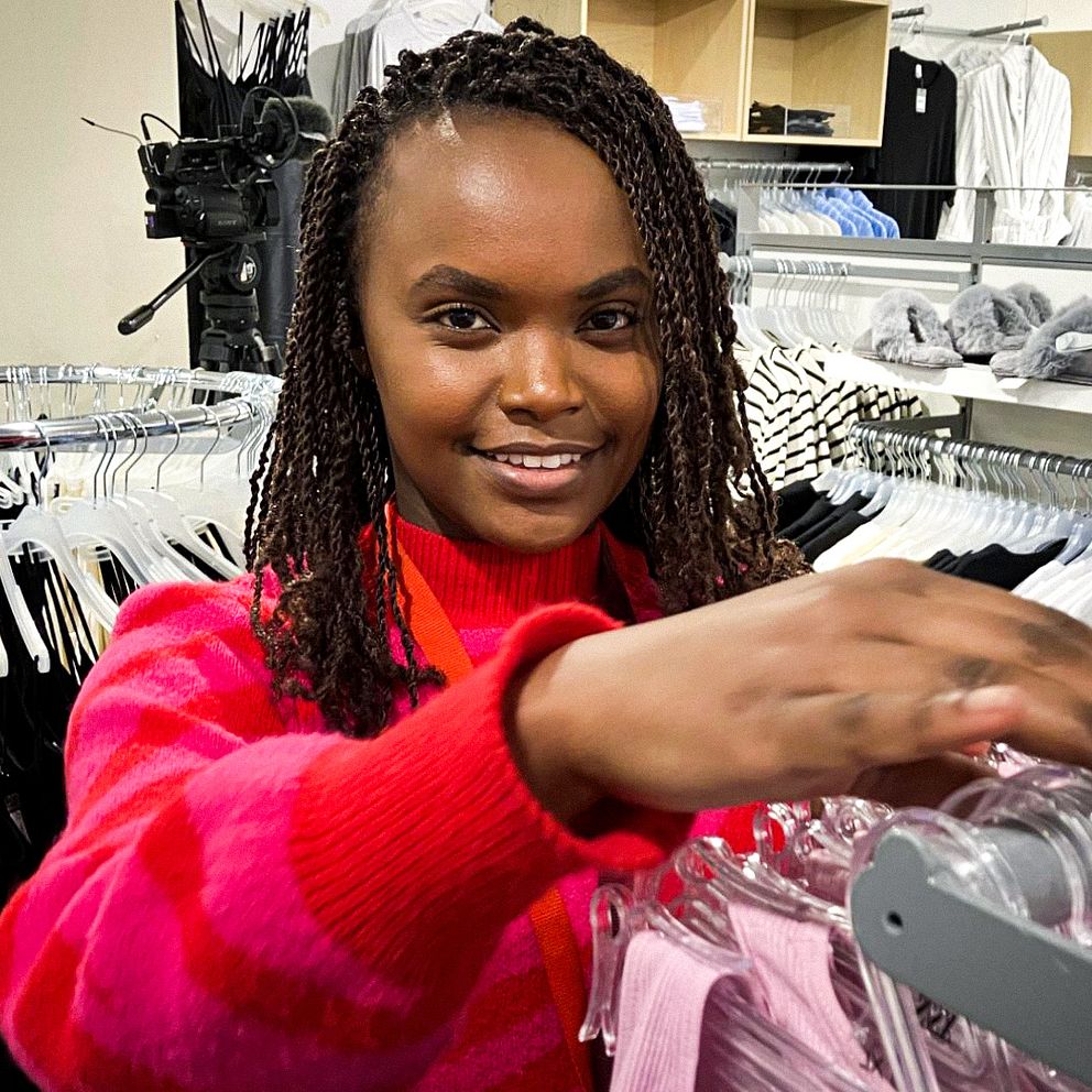 24-åriga Caroline Wambui Muthoni vid en klädställning.