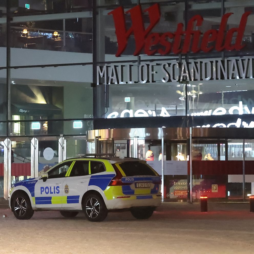 En polisbil står parkerad framför entrén till Mall of Scandinavia.
