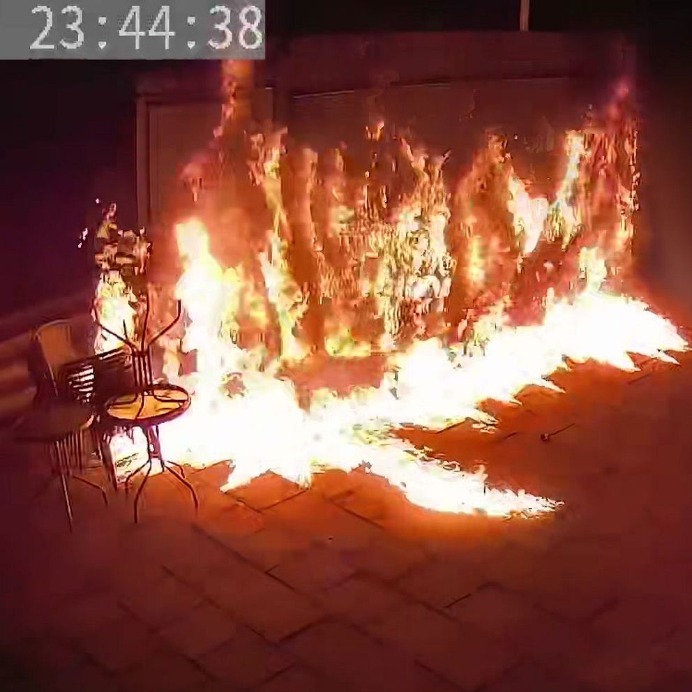 Övervakningsvideo visar en när en matvagn brinner.