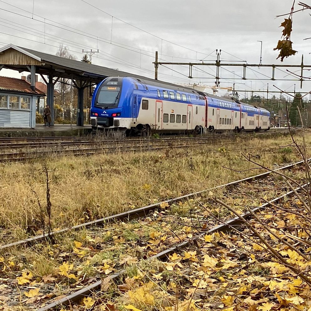 Ett Mälartåg står vid en järnvägsperrong i Nyköping.