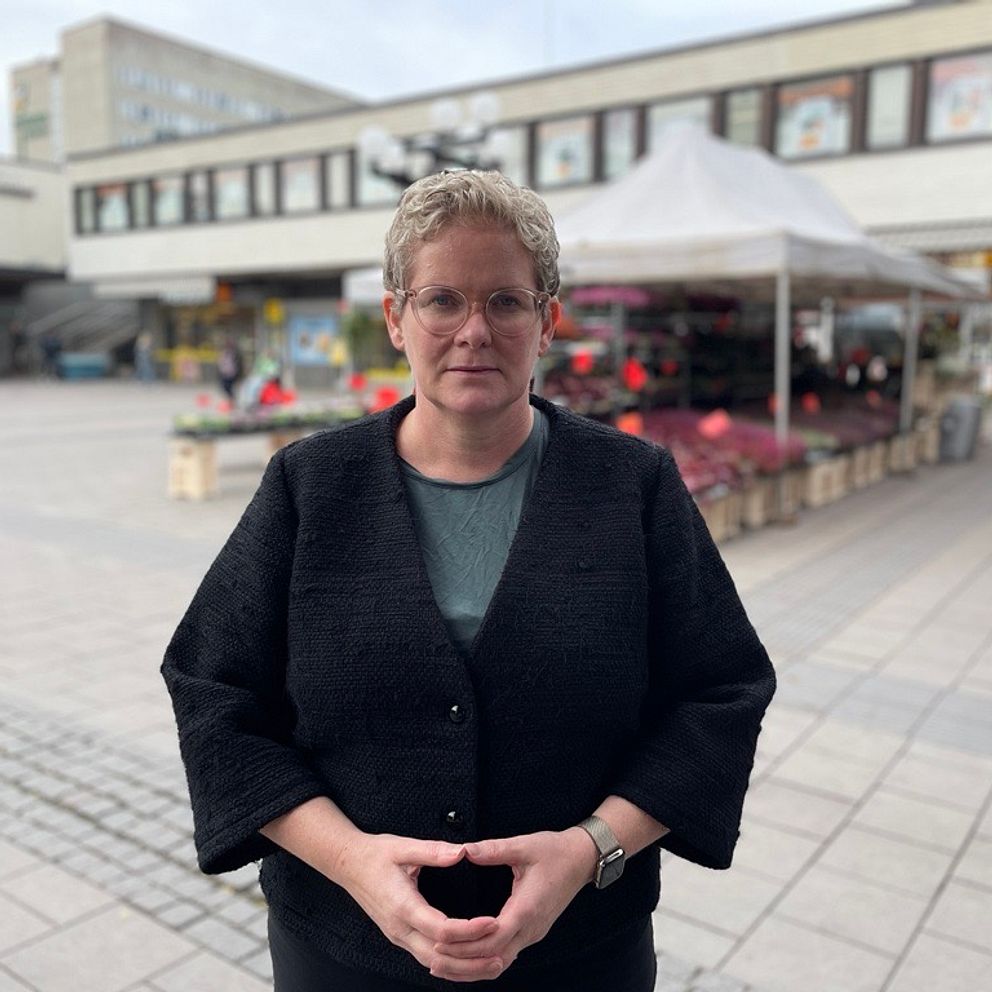 Karin Wanngård på torget i Fruängen