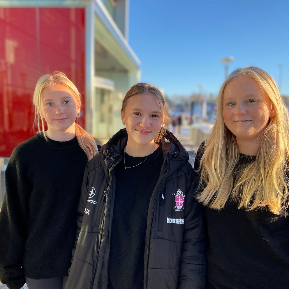 Cornelia Dahl, Maja Olsson och Thea Sund står på rad utanför Marieberg i Örebro.