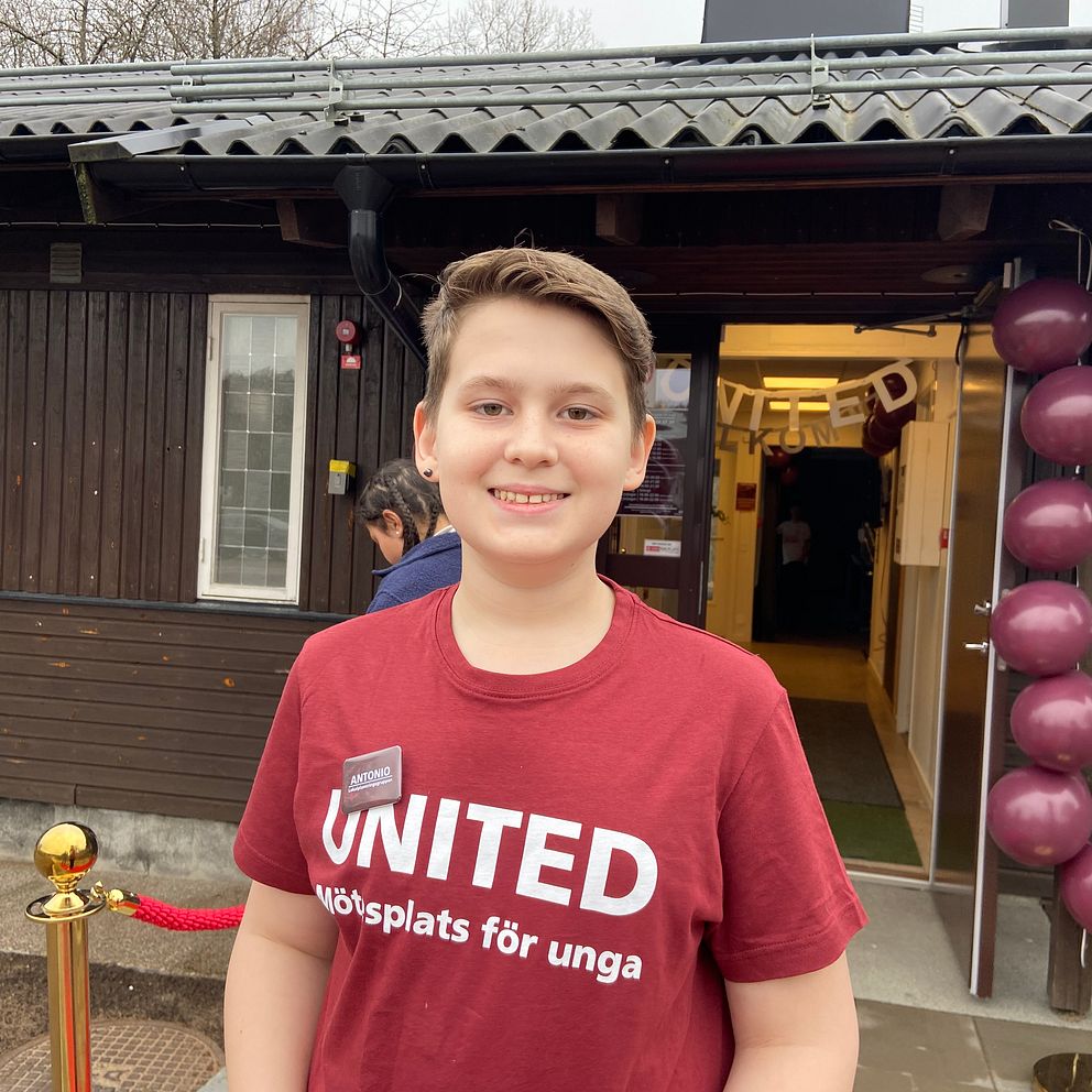 14-årige Antonio står utanför en ny ungdomsgård i Oskarström med en t-shirt där det står United.