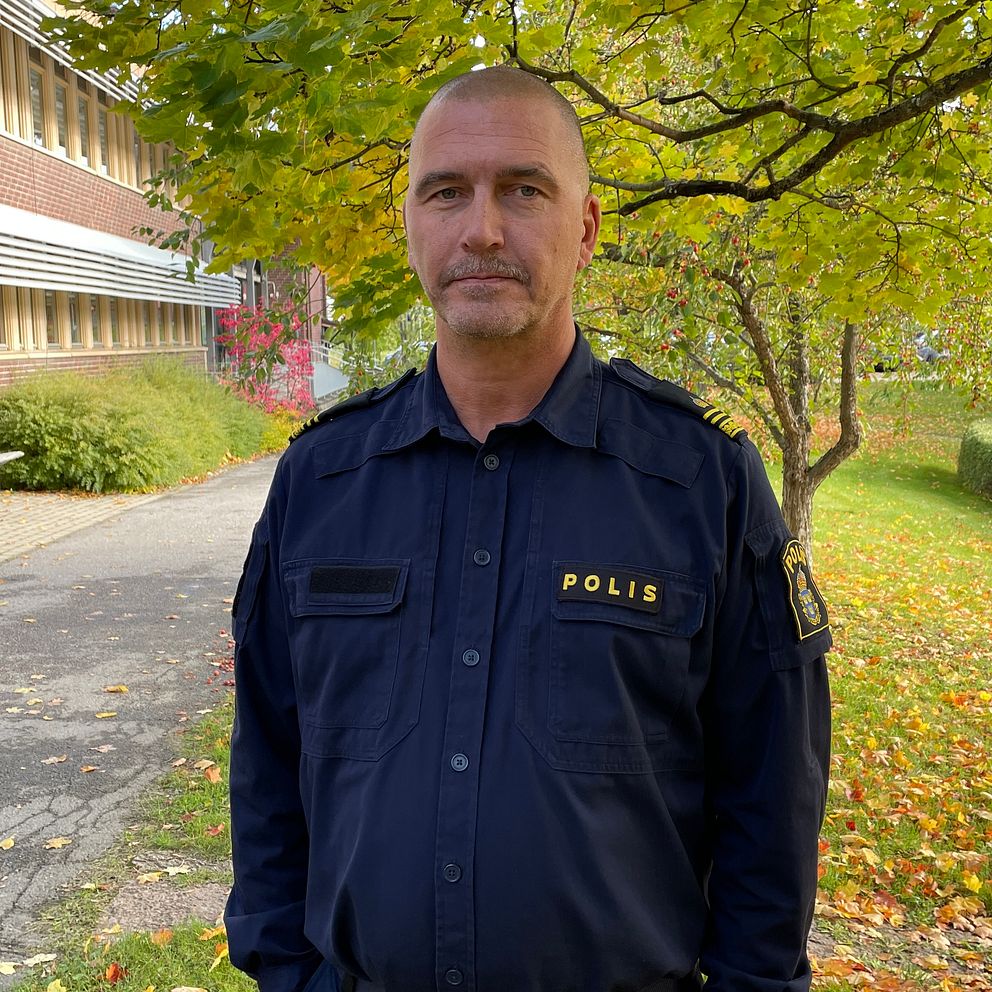 Polis i uniform står utanför polishuset i Sundsvall.