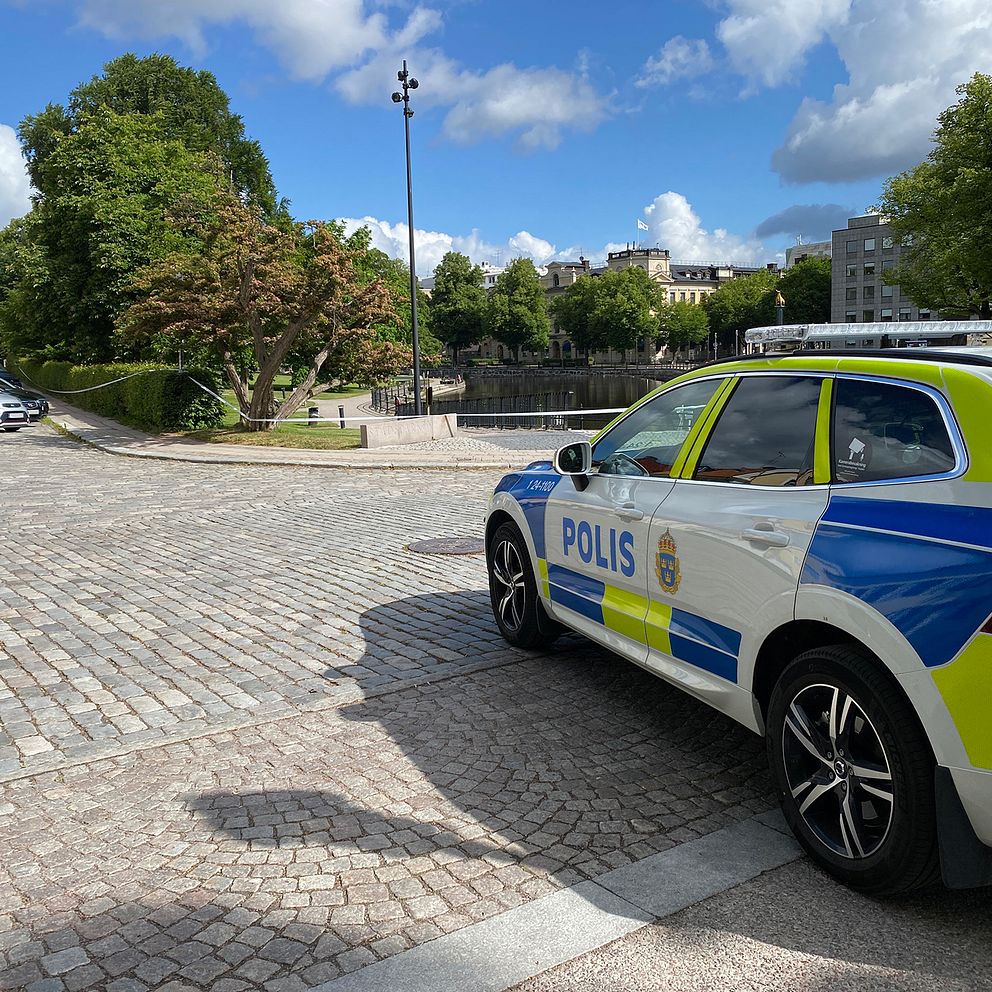 Polisbil framför avspärrning i Stadsparken i Västerås
