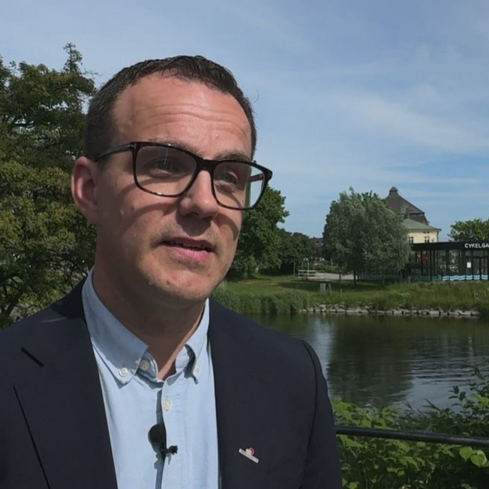 Mattias Ask, trafikdirektör på KLT i intervjubild. Vatten och grönska bakom.