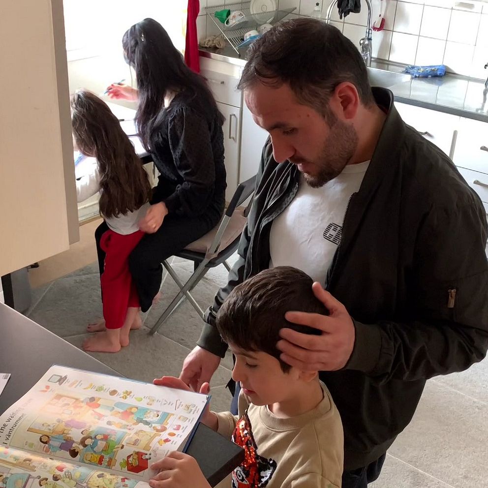 En flyktingfamilj i Gnesta i en lägenhet