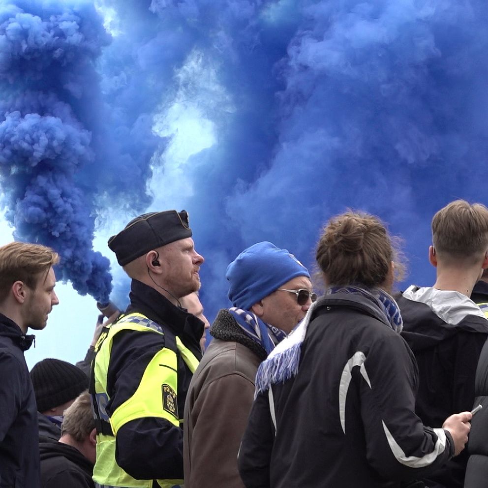 Här här marscherar fotbollssupportrarna till premiären