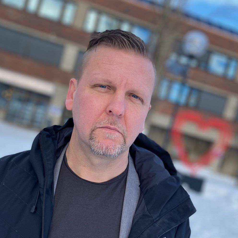 Janne Lind (C), kommunalråd Haparanda, står framför kommunhuset.