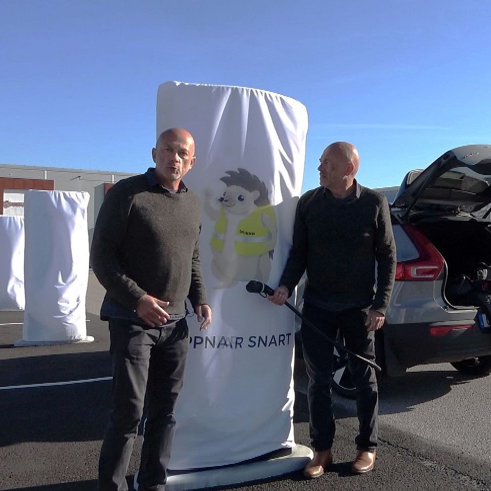 Hur ska man kunna ladda utan el? SVT:s reporter Keith Foster gör ett försök, och samtidigt försöker förklara varför strömmen inte finns. Videon publicerades första gången den 19 oktober 2024. Foto: Keith Foster/SVT