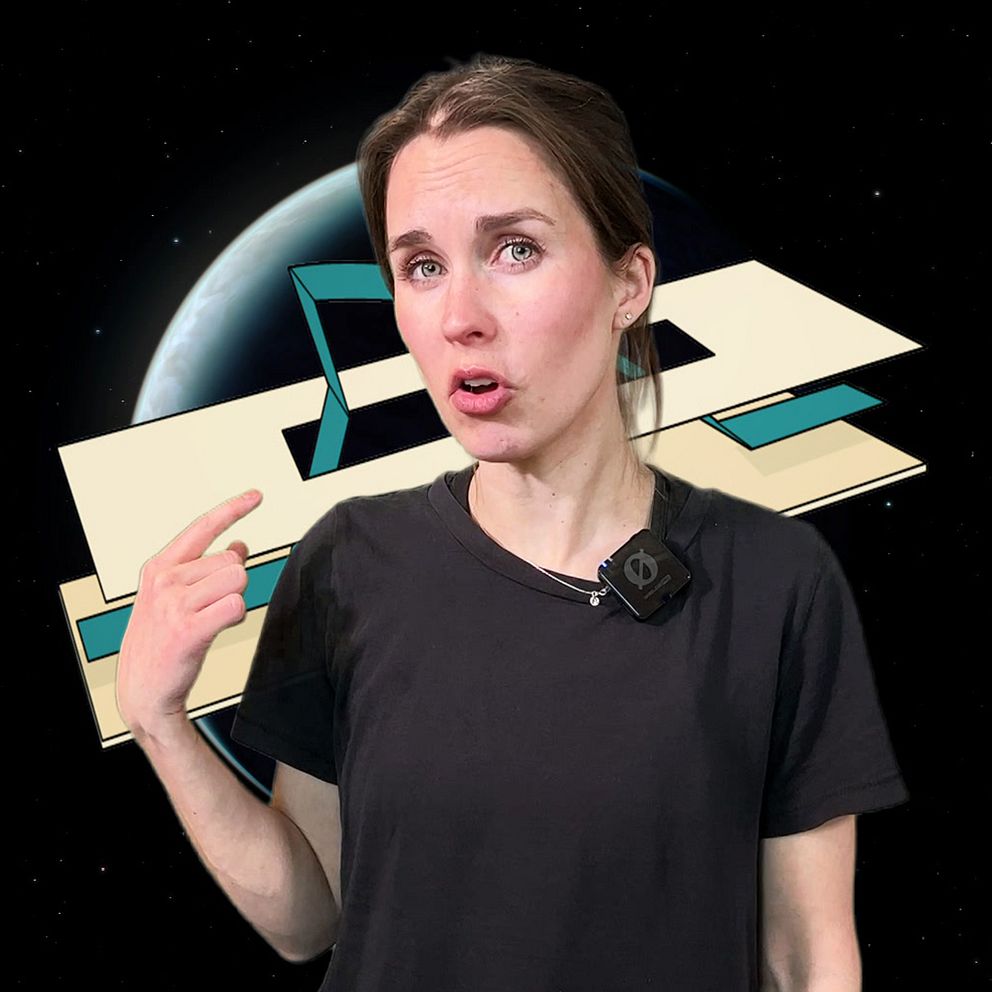 Person i svart t-shirt pratar mot science fiction-bakgrund med rymdmotiv.