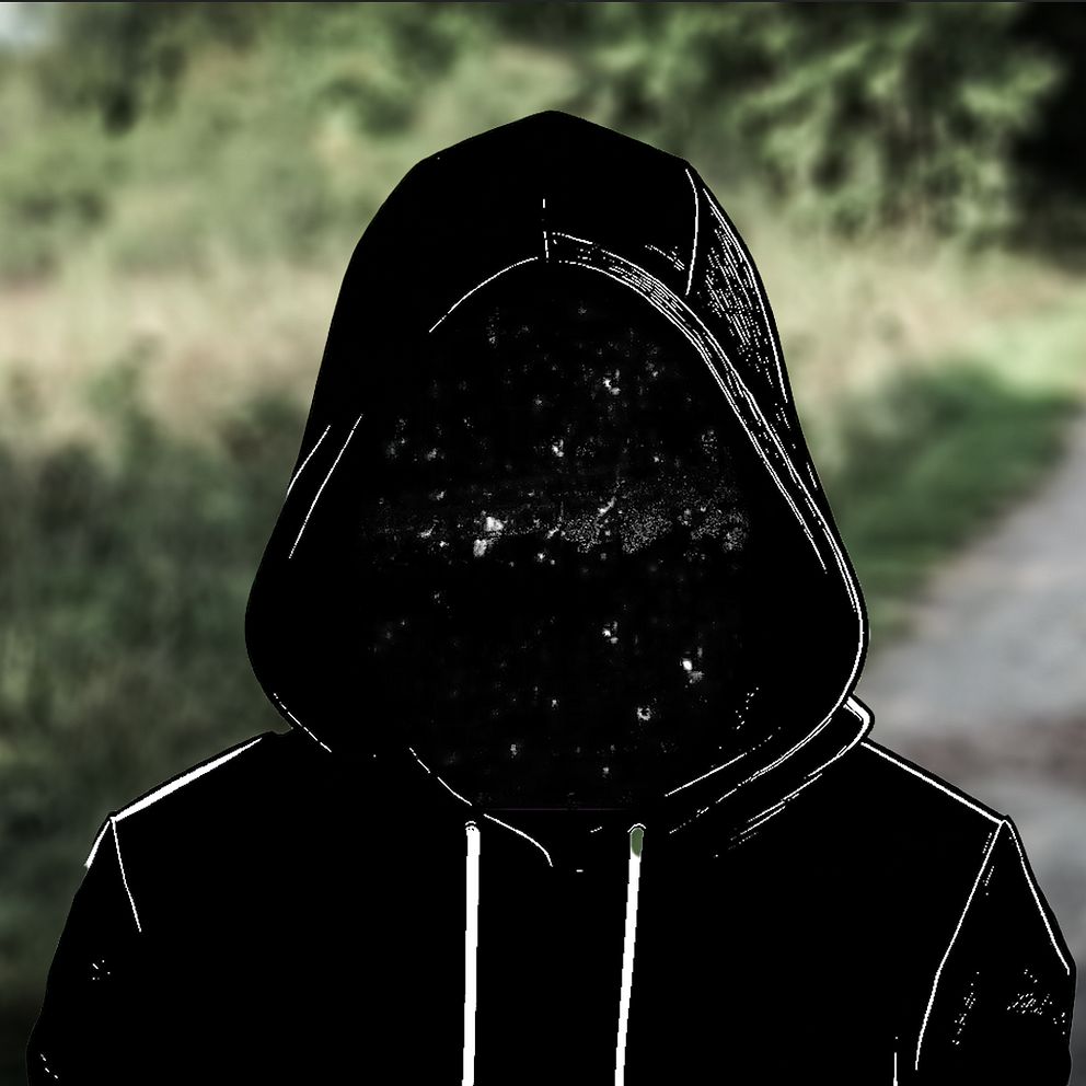 En silhuett av en man i huvtröja framför en mordplats i Årbyskogen i Eskilstuna.