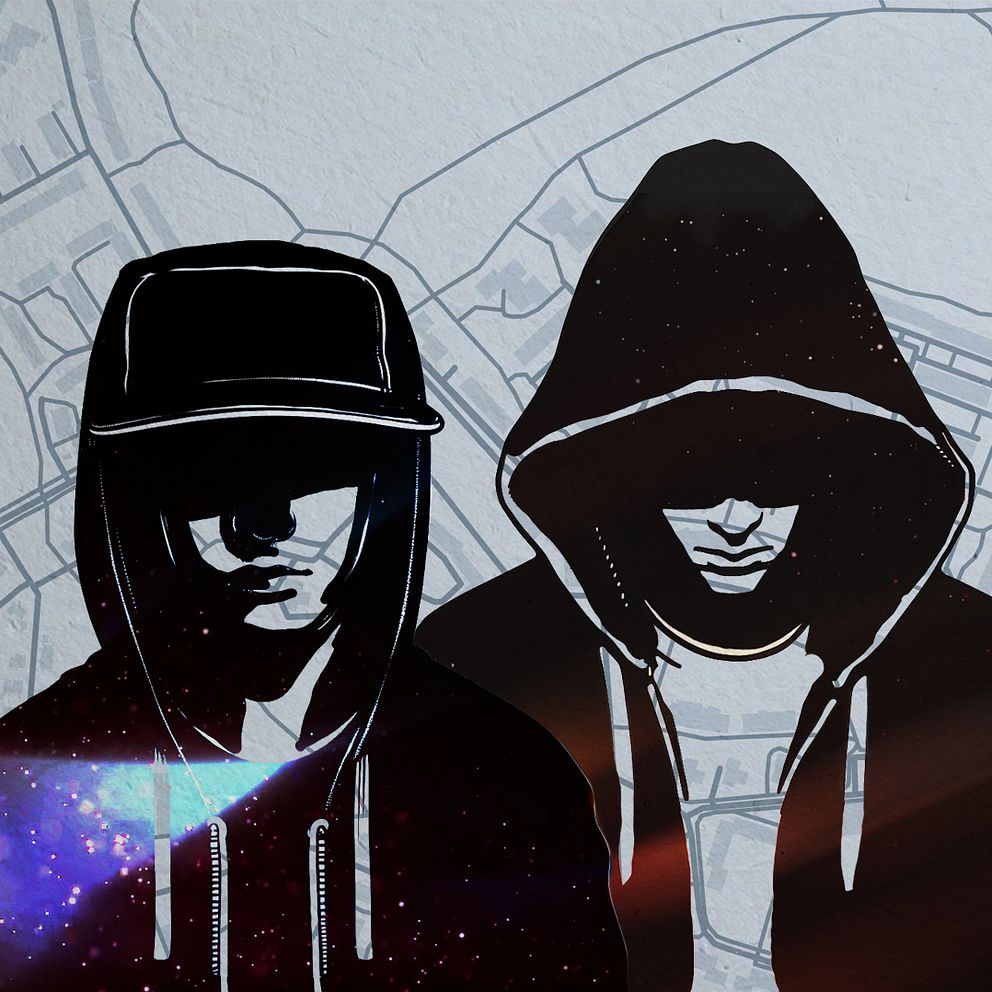 Två anonyma figurer i hoodies framför en kartillustration.