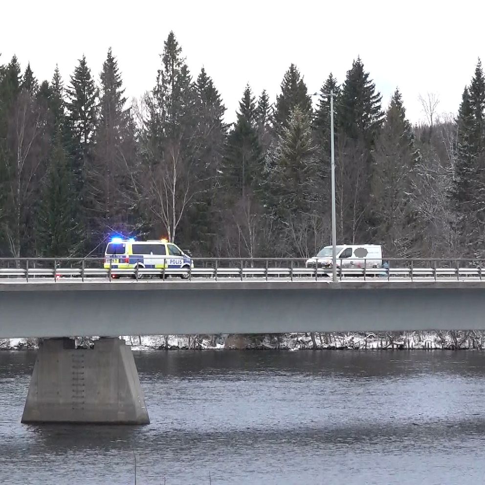 En skåpbil har krockat in i mitträcket på E4. En polisbil står framför bilen.