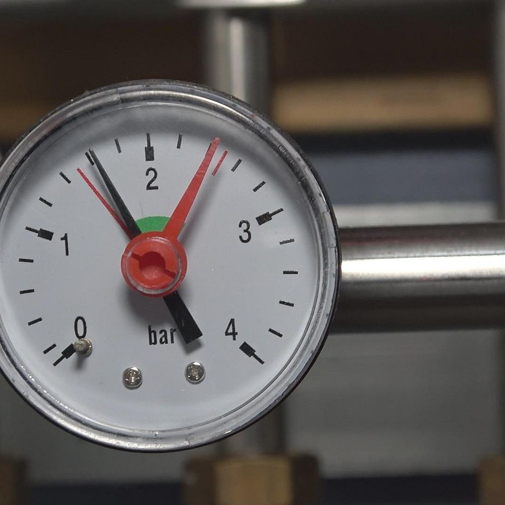 Manometer som visar ett tryck på 2 bar, med en tydlig visare och skala som sträcker sig från 0 till 4 bar. Manometern är monterad på en metallrörstruktur.