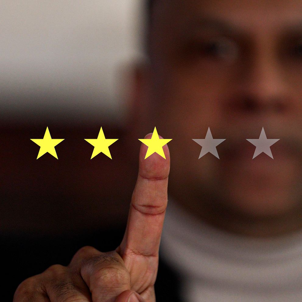 Barägaren Akash betygsätter Google reviews