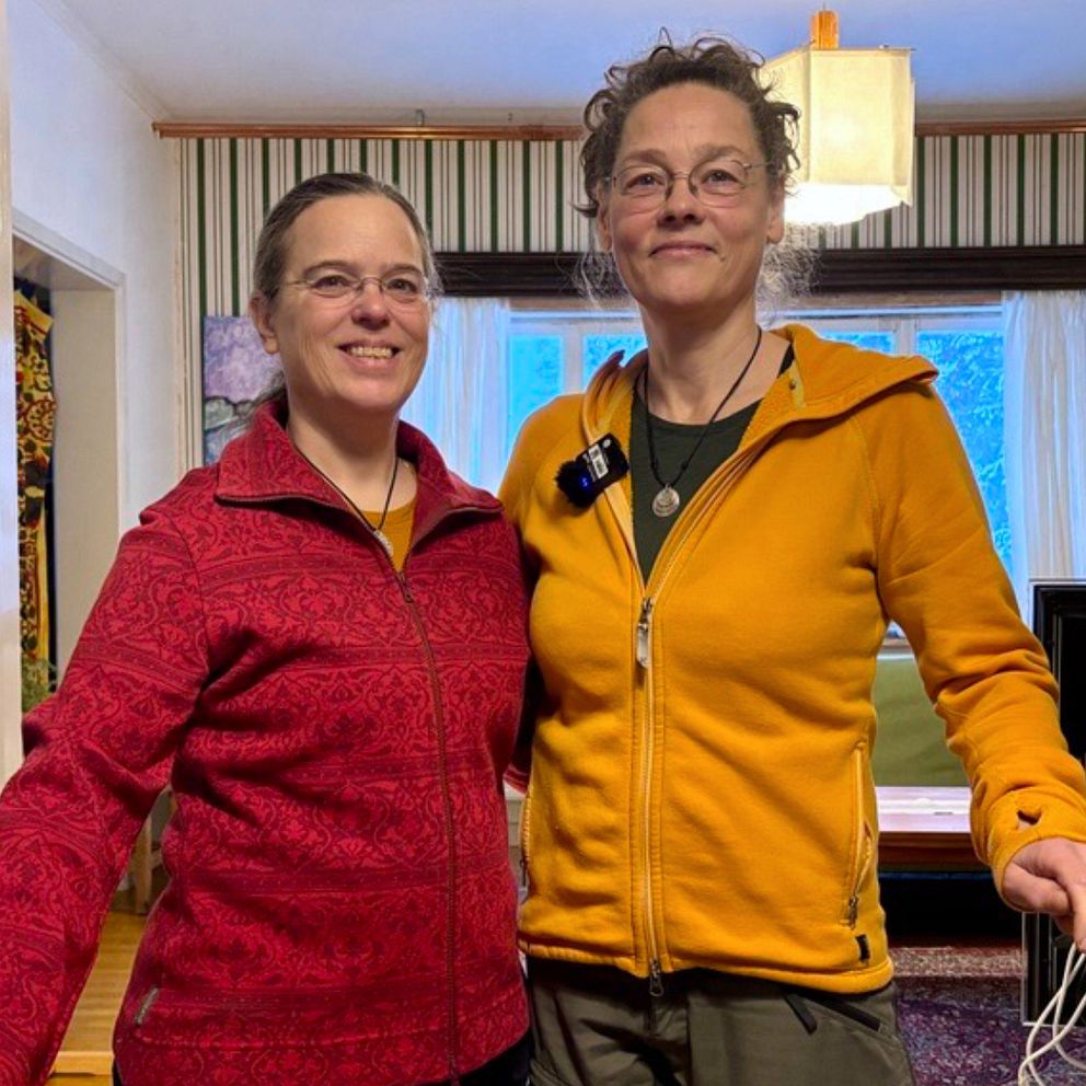 Anne Houser och Elenor Öster i Rönnöfors står vid en dörr.