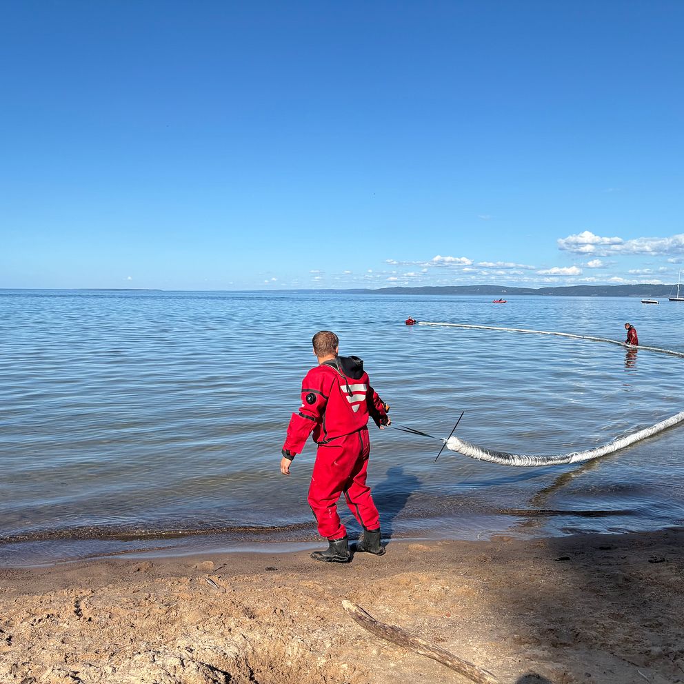 Oljeutsläpp vid populär strand vid Vättern | SVT Nyheter