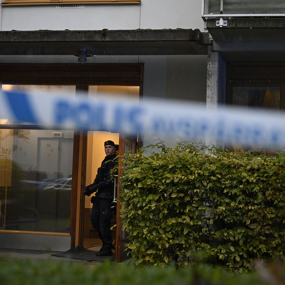 Explosion i trapphus i Vällingby | SVT Nyheter