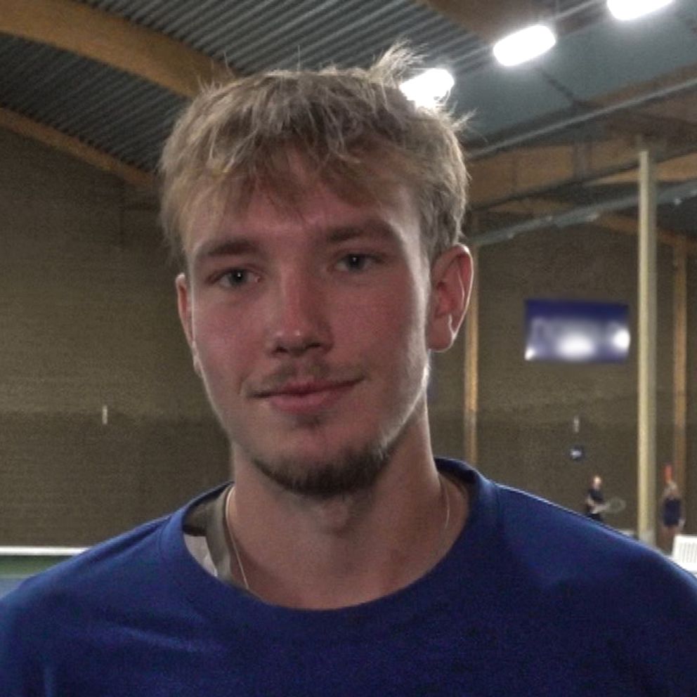 Adam Heinonen står i Växjö tennishall