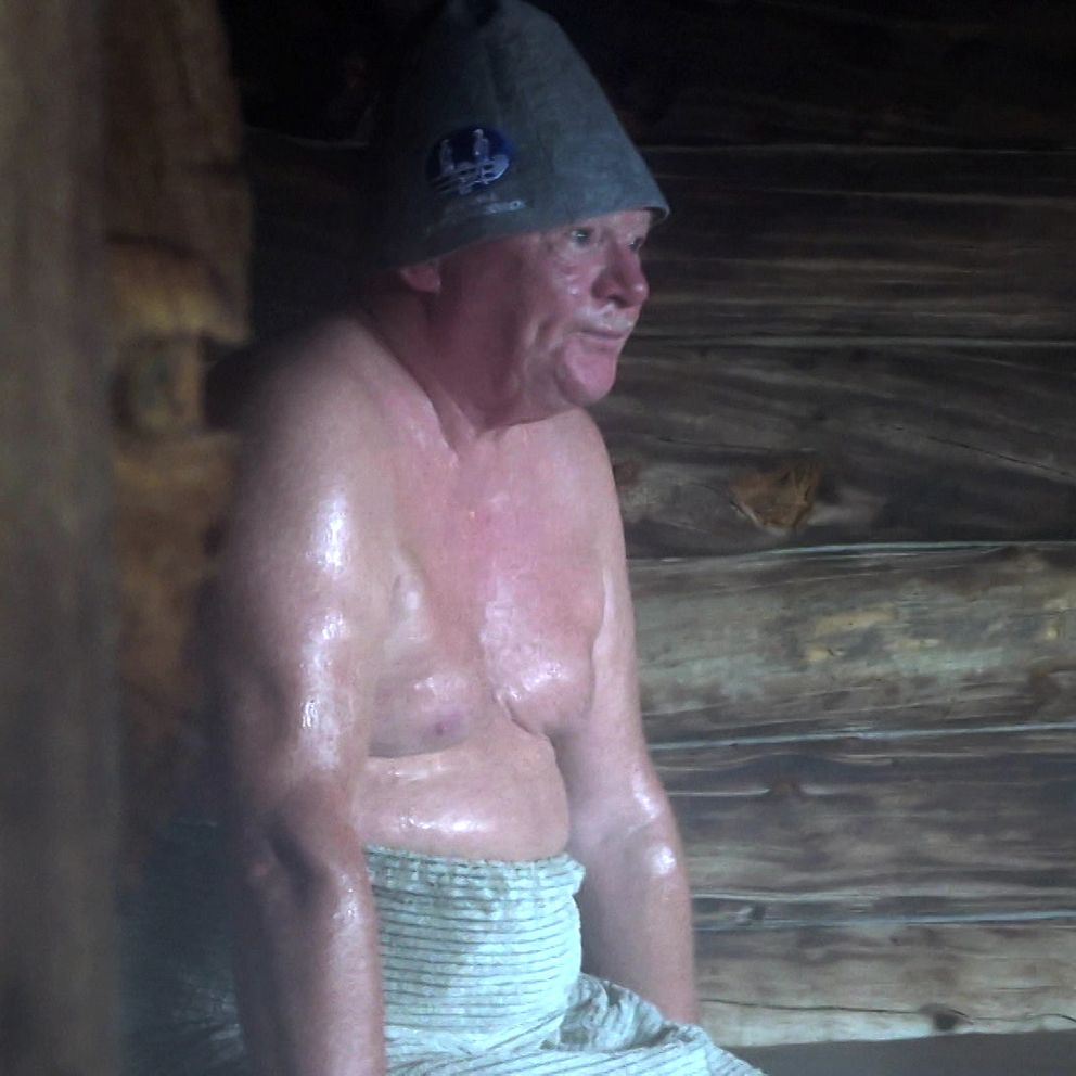 Svante Spolander sitter i bastun med handduk över underkroppen och svettas.