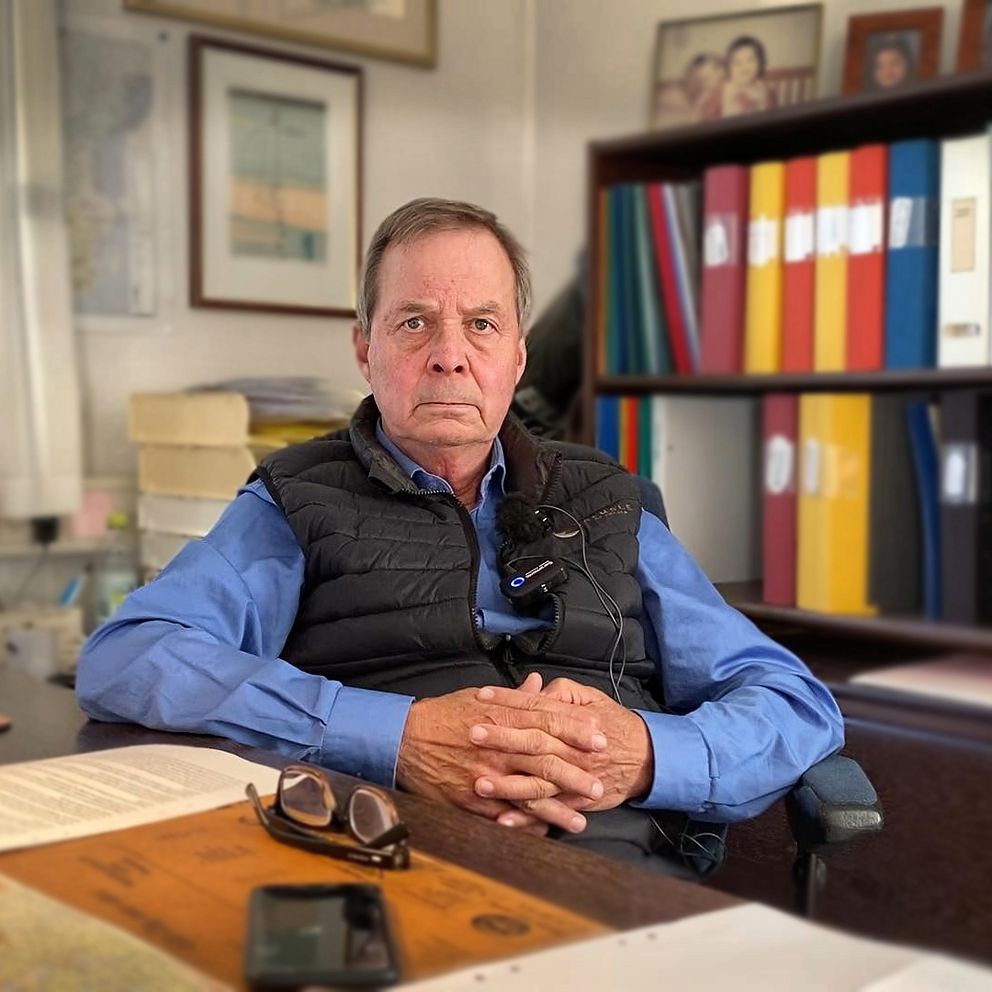 Industriledaren Karl Hedin sitter vid sitt skrivbord