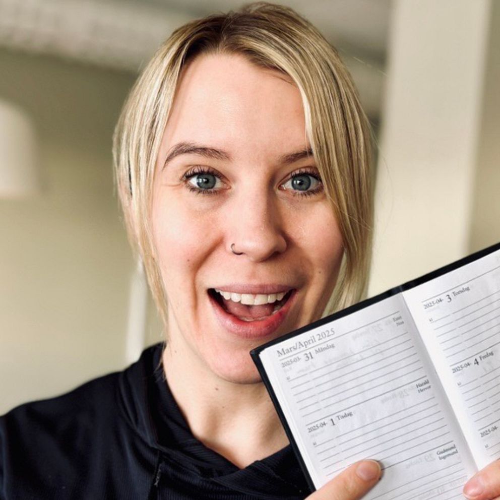 April Caarph med en kalender pekandes på 1 april