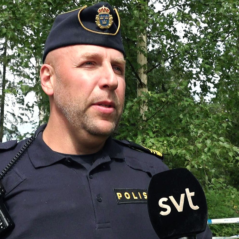 Morgan Olsson, gruppchef för lokalpolisområde Torsby intervjuas framför avspärrningsband efter ett misstänkt mordförsök utanför Sunne.