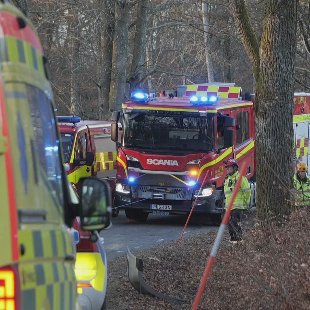 Två ambulanser och två brandbilar på en olycksplats