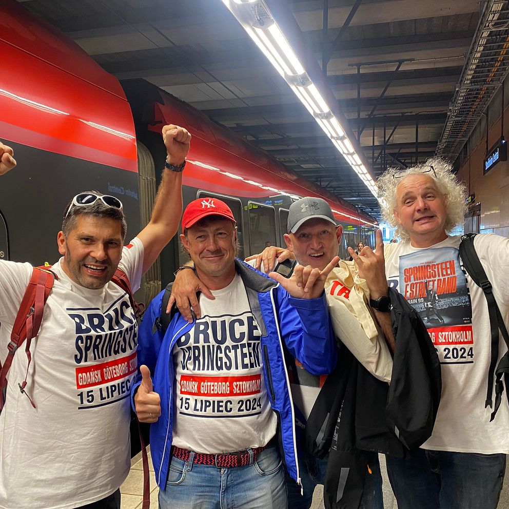 Fyra Bruce Springsteen-fans från Polen står framför ett mtrx-tåg vid Stockholms centralstation.