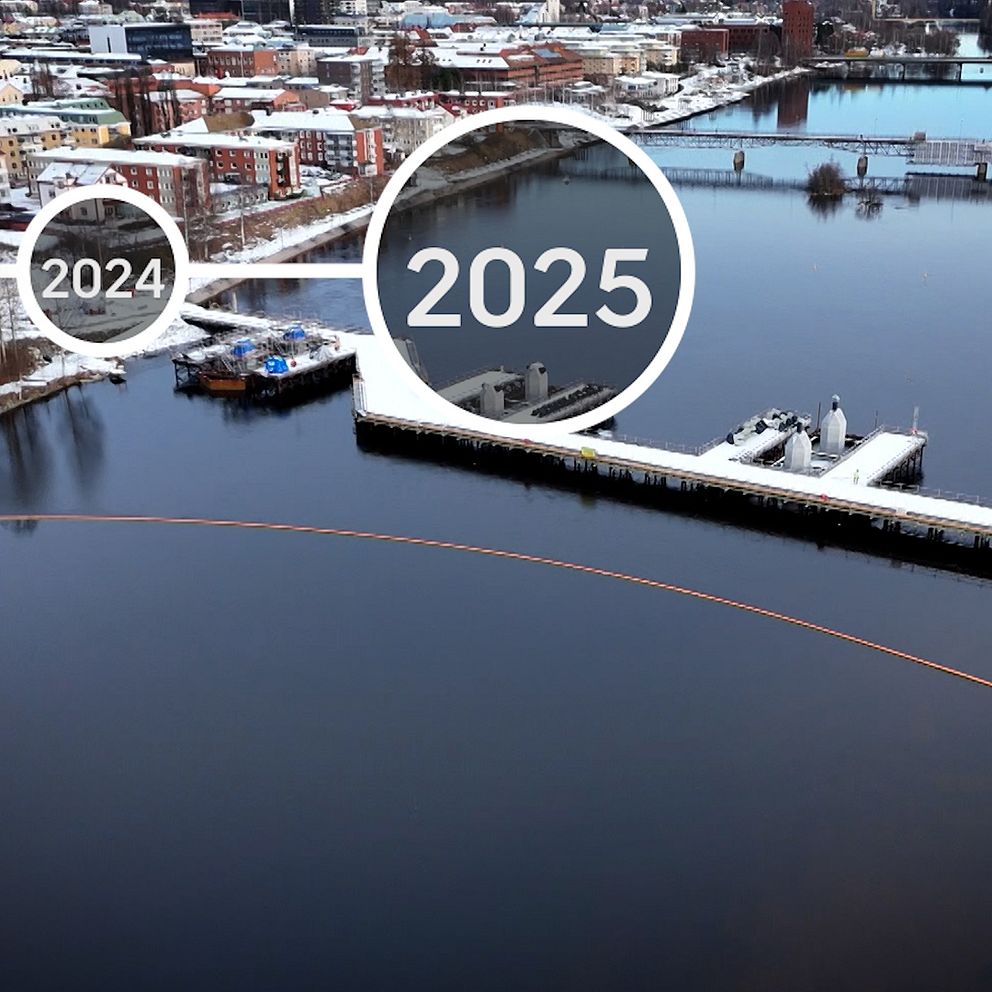 Panoramavy över en stad med en flod och hamn, markerad med två cirklar som anger årtalen 2024 och 2025. Området är täckt av snö och ger en vinterlig känsla.