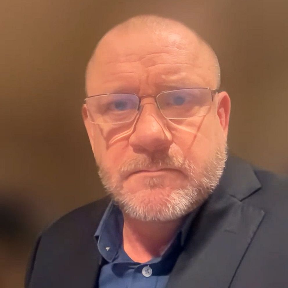 Professor i statsvetenskap Staffan I Lindberg i kostym med en suddig bakgrund.