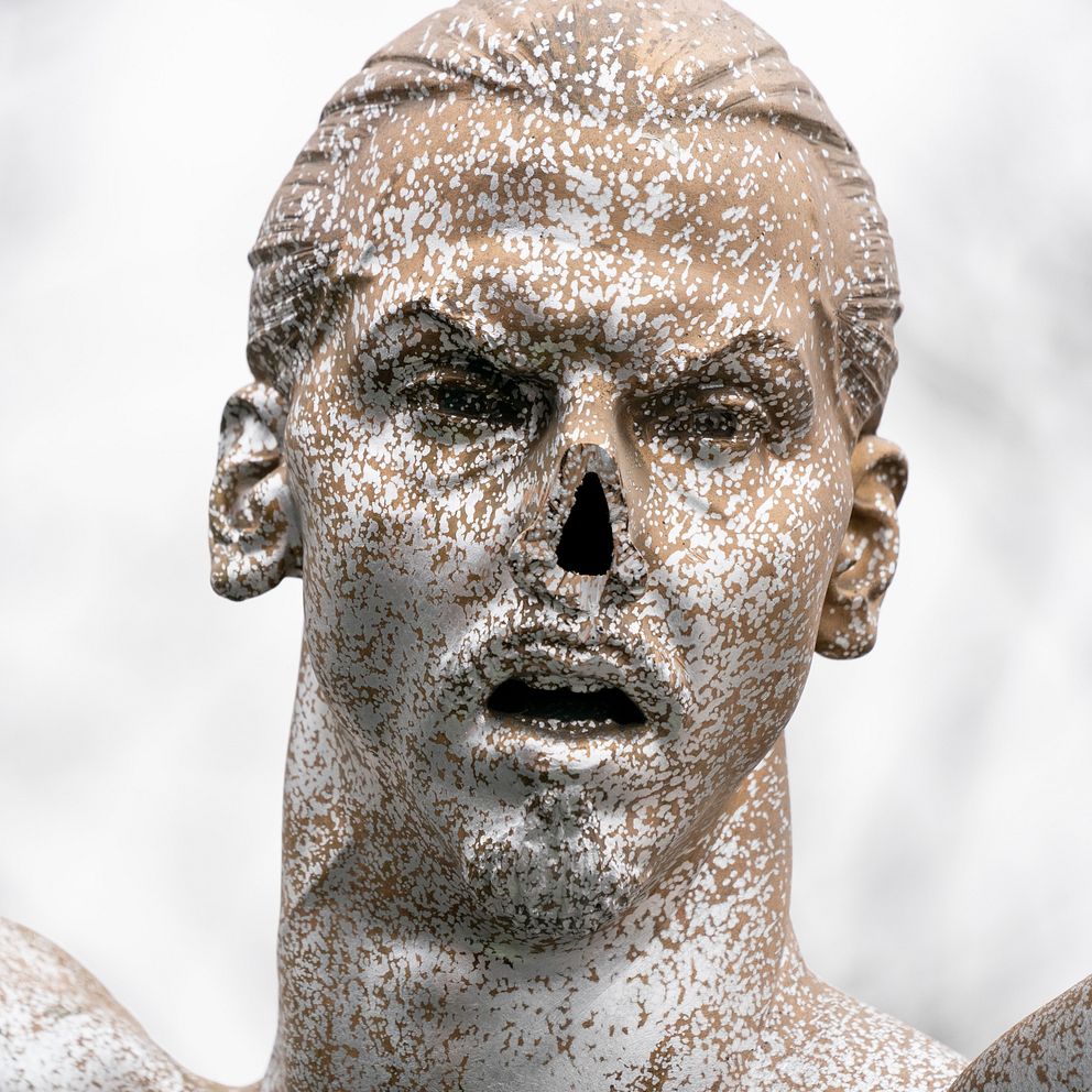 Närbild på Zlatan statyn med vit färg på kroppen i kallt väder. Zlatan saknar sin näsa.