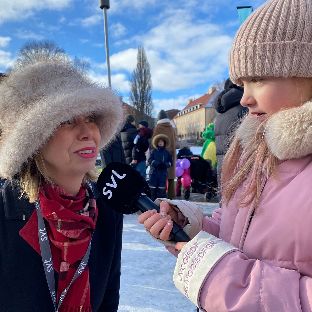Kvinna, barn och intervjumikrofon