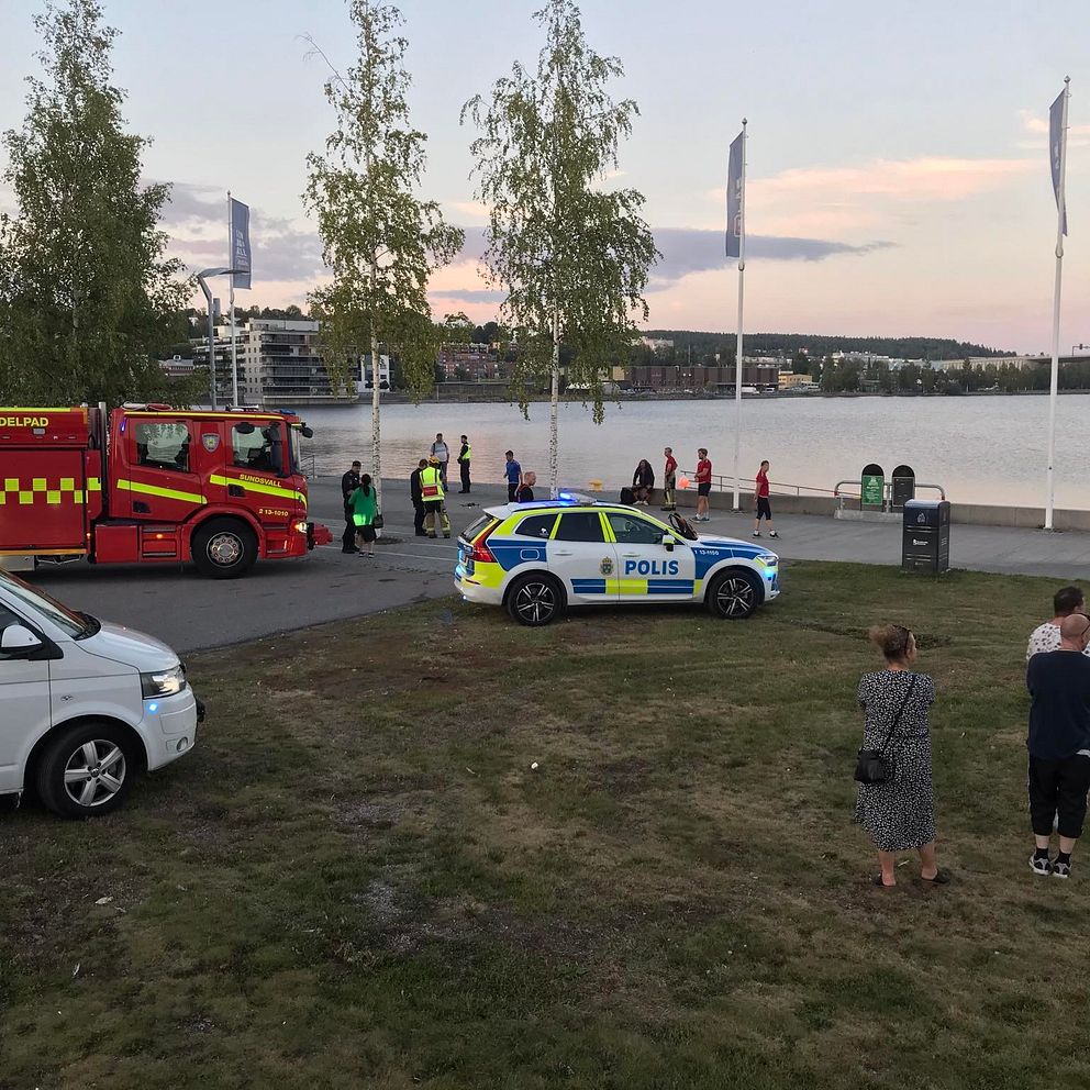 Brandbil vid kajkanten i inre hamnen i Sundsvall