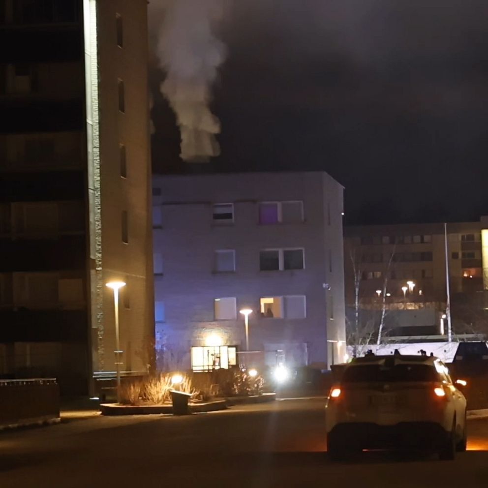 En person till sjukhus efter att elsparkcykel börjat brinna