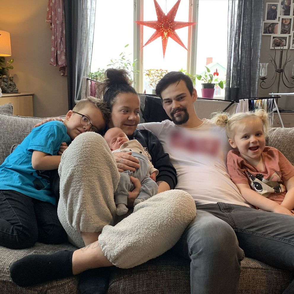 Familj med sin nyfödda son