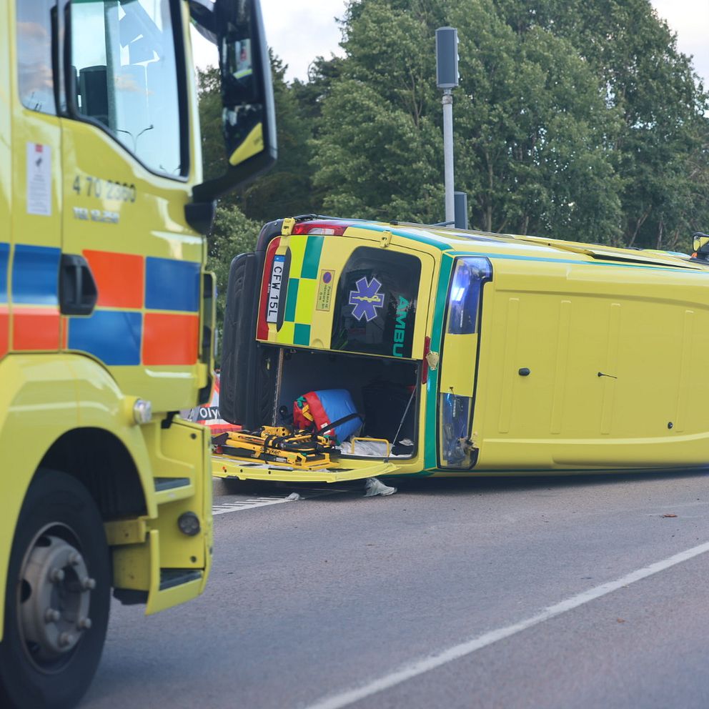 Ambulans voltade på Enköoingsvägen