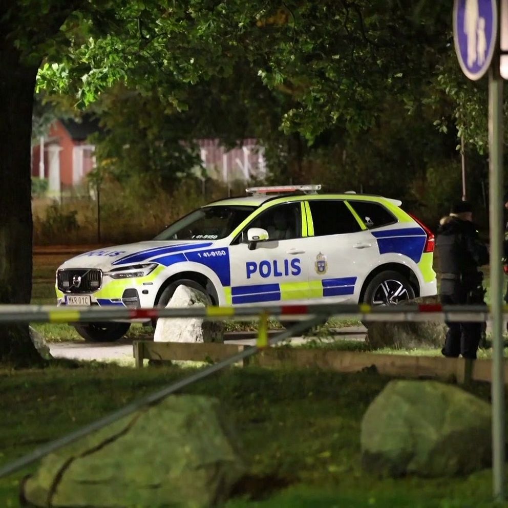 Polisbil och avspärrningar vid brottsplats i Årby efter misstänkt mord.