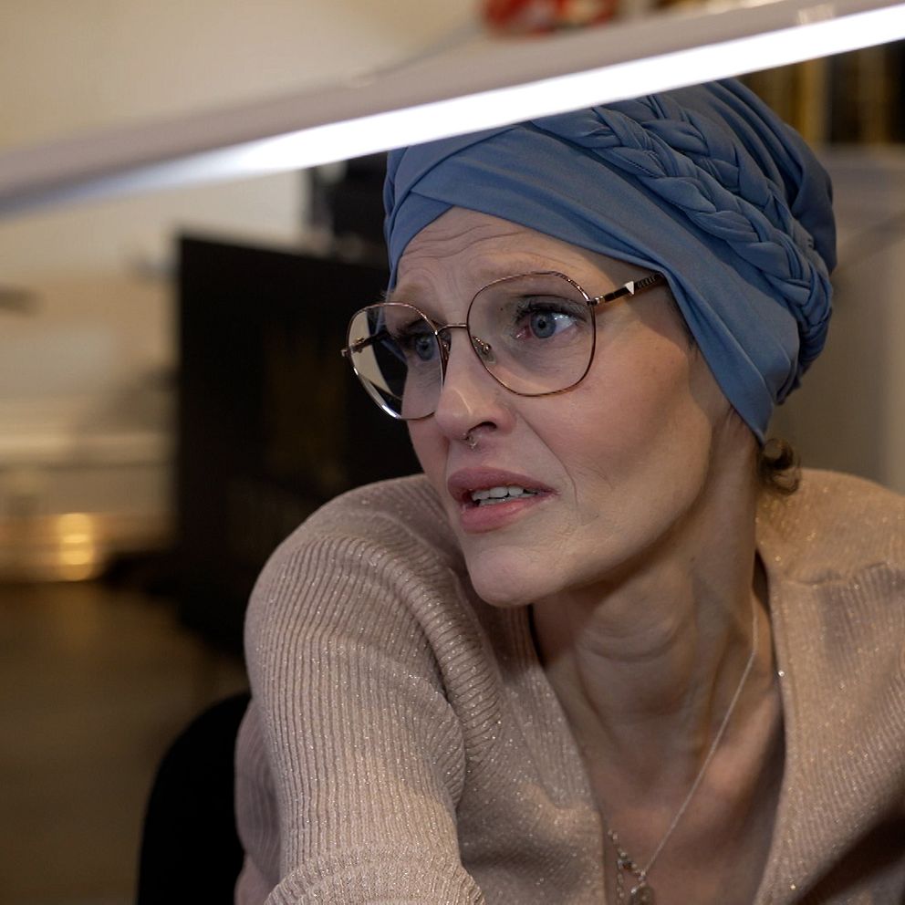 Jenny sitter och får naglarna gjorda