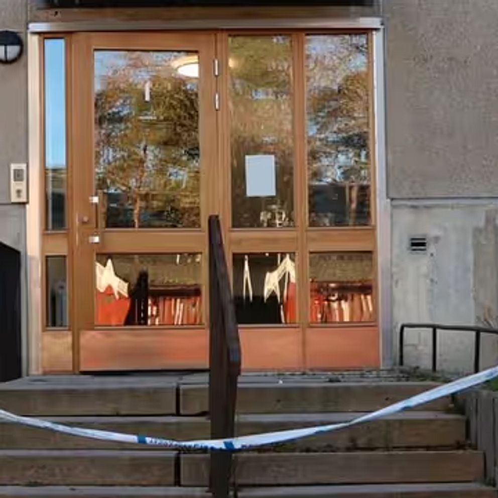 Lägenhetsporten till den plats där en man dog vid ett polisingripande på Lidingö.