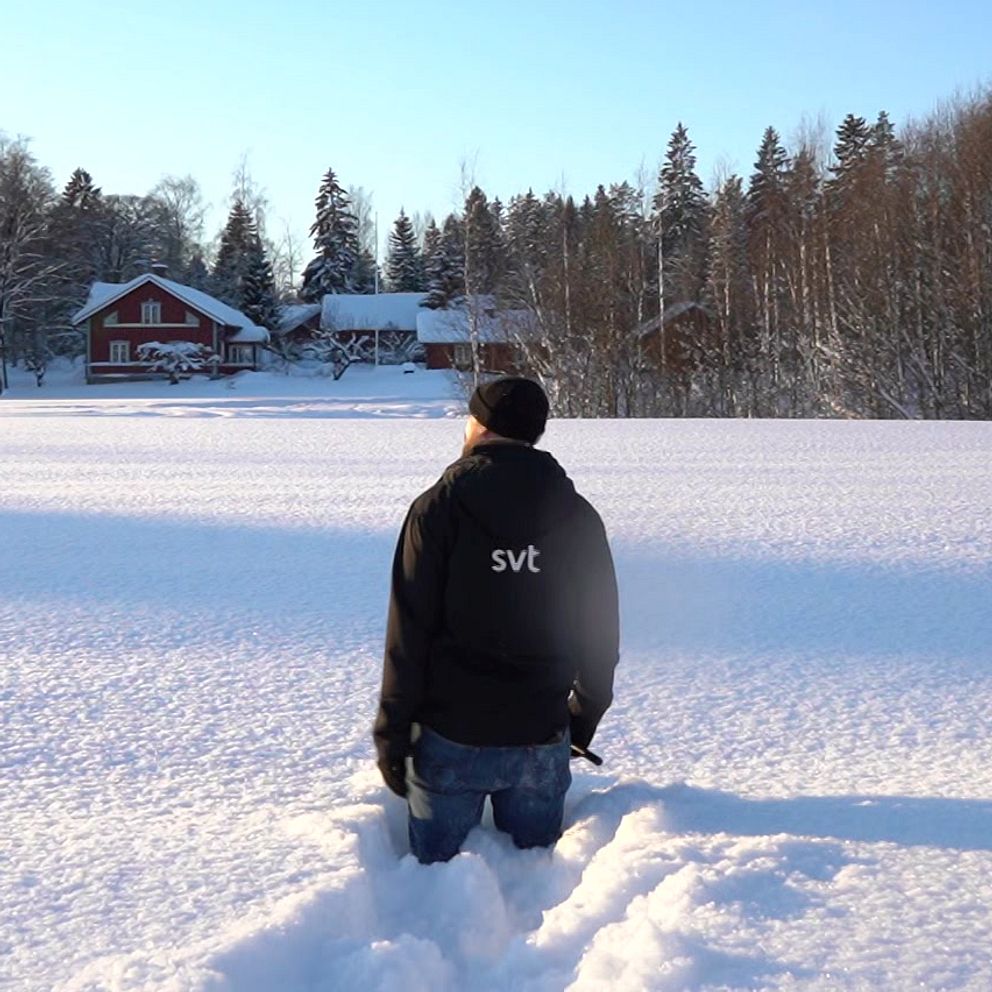 Reporter pulsar i snön på en åker i Kungsberg