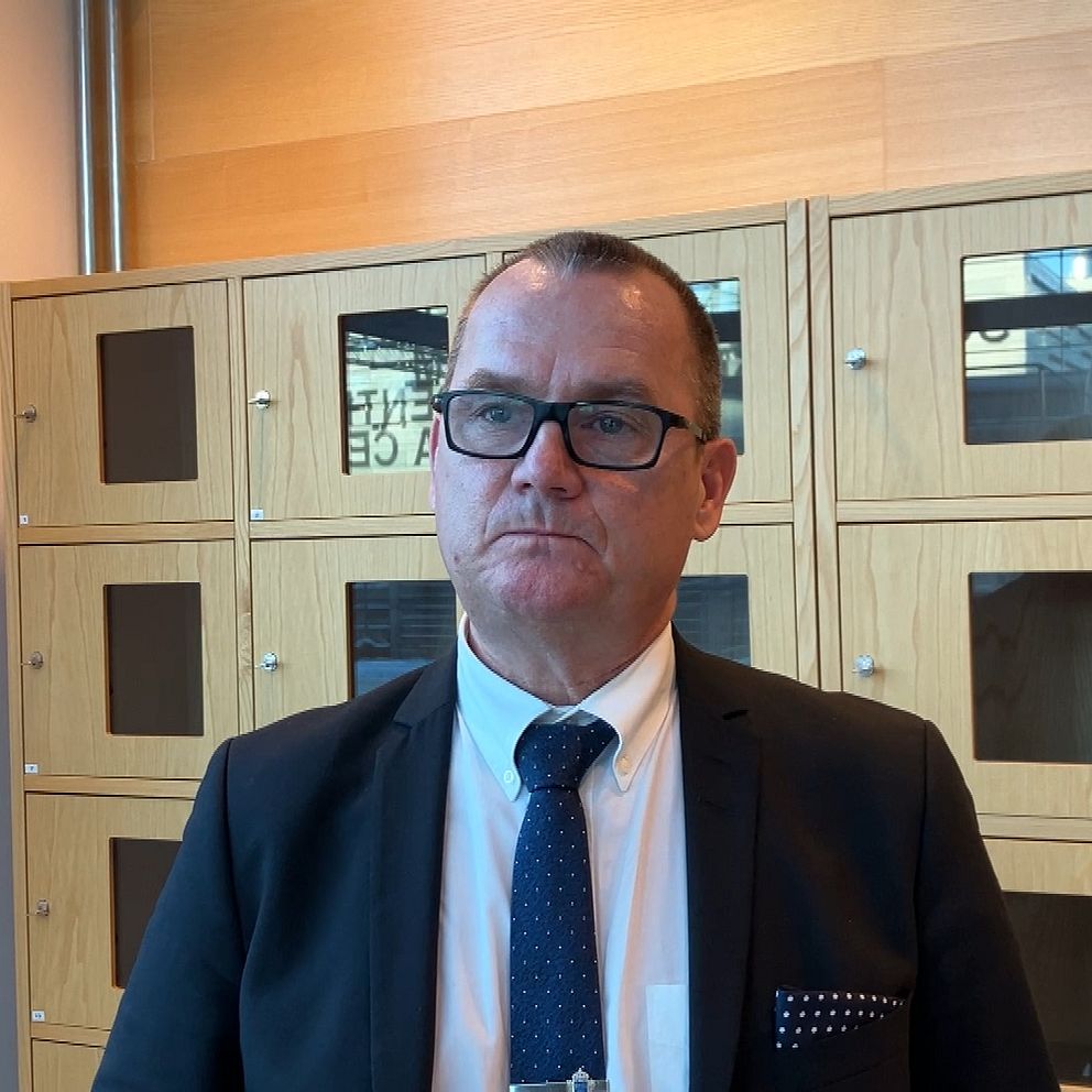 Man inne på tingsrätt framför skåp